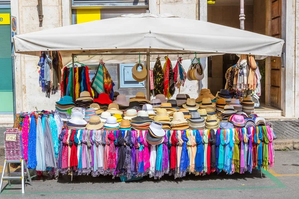 Şallar ve şapkalar ısı ile Roma sokaklarında ticaret tepsi