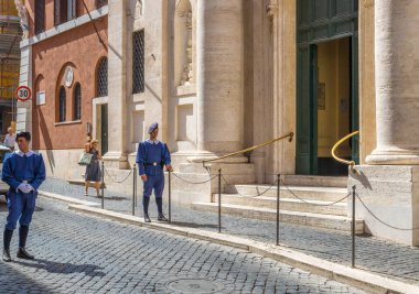 Rome, İtalya - 28 Haziran 2017: Muhafızlar girişinde Vatikan, Vatikan, Roma, İtalya