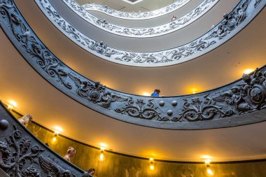 Roma, İtalya - 28 Haziran 2017: Vatikan Müzesi, Vatikan, Roma, İtalya, döner merdiven