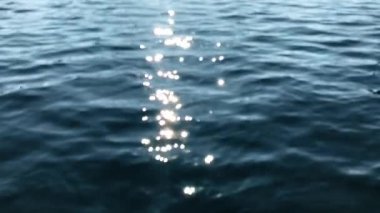 Köpüklü su dalgalı bir güneşli yaz gününde parlıyor