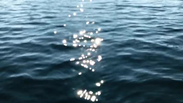 Glitzerndes welliges Wasser an einem sonnigen Sommertag — Stockvideo