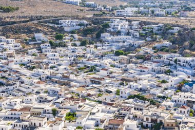 Cityscape Lindos antik kentin badanalı küçük evler ile yoğun birbirleriyle ve dar sokaklar Rodos Adası üzerinde yer alan