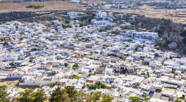 Cityscape Lindos antik kentin badanalı küçük evler ile yoğun birbirleriyle ve dar sokaklar Rodos Adası üzerinde yer alan
