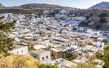 Cityscape Lindos antik kentin badanalı küçük evler ile yoğun birbirleriyle ve dar sokaklar Rodos Adası üzerinde yer alan
