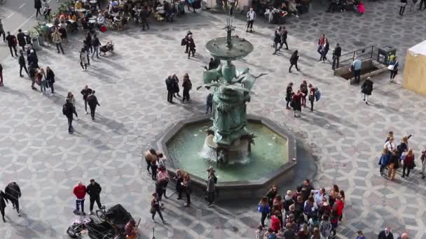 Vista Elevada Gente Caminando Plaza Alrededor Fuente — Vídeos de Stock