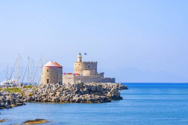Rodos limanında Rodos Yel Değirmenleri, Rodos, Yunanistan