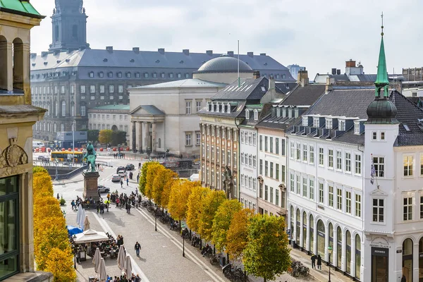 Människor går runt torget nära stork fontän — Stockfoto