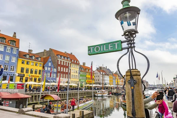 Nyhavn är särskilt populärt ställe i köpen hamn — Stockfoto