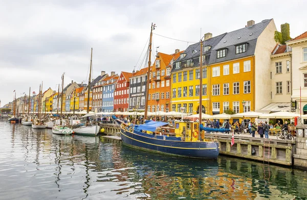 Nyhavn är särskilt populärt ställe i köpen hamn — Stockfoto