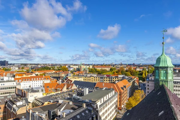 Прекрасний вид на Копенгаген зверху на круглу вежу — стокове фото