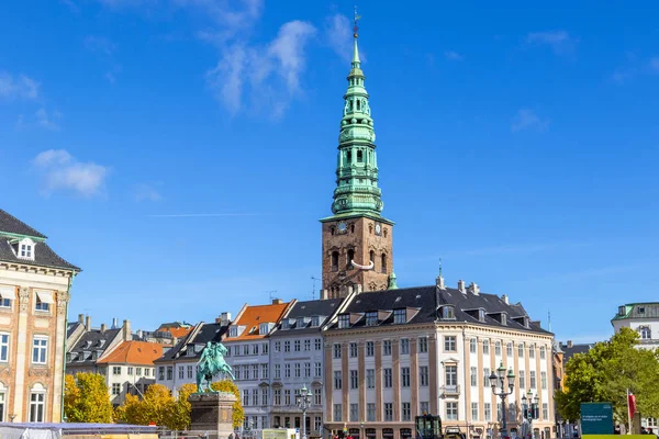 Scenic köpen hamn stadsbilden nära Christians Borg Palace, Danmark — Stockfoto