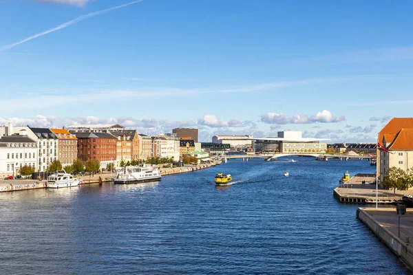 Gamla skandinaviska byggnader i köpen hamn hardor — Stockfoto