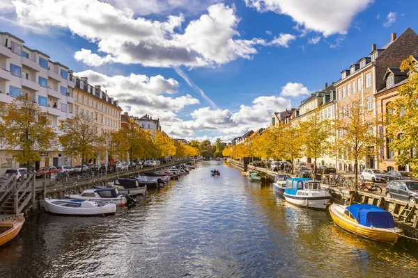 Vista panoramica del canale di Copenaghen in autunno — Foto Stock