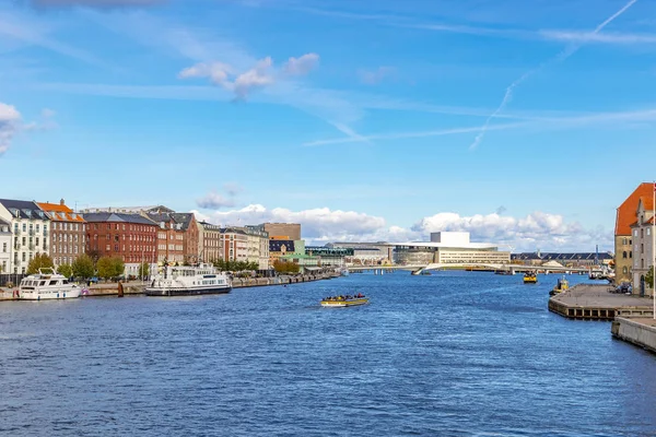Gamla skandinaviska byggnader i köpen hamn hardor — Stockfoto