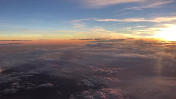 Volando en el cielo durante el hermoso atardecer y las nubes gruesas — Vídeos de Stock