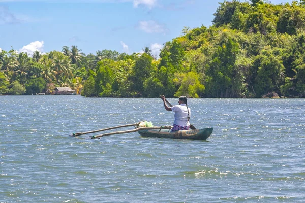 Femmes en bateau de pêche sur le lac Koggala, Sri Lanka — Photo