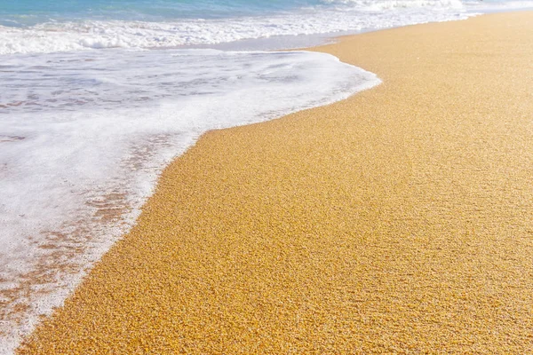 Strand mit goldenem Sand und blauem Meerwasser — Stockfoto