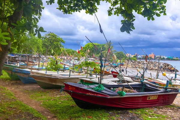 Bateaux de pêcheurs sur la côte à Galle, Sri Lanka — Photo