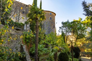 Girona Katedrali'nin duvarına yakın avlu 
