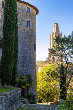 Girona Katedrali'nin duvarına yakın avlu 