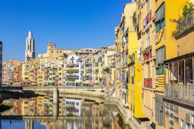 Rengarenk sarı ve turuncu evler suya yansıdı, Girona