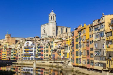 Rengarenk sarı ve turuncu evler suya yansıdı, Girona
