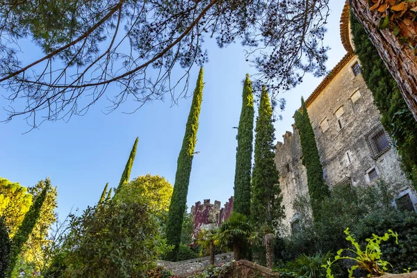 Innergård nära Girona-katedralens mur — Stockfoto