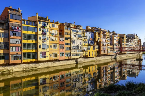 Colorful yellow and orange houses reflected in water, Girona — Stock Photo, Image