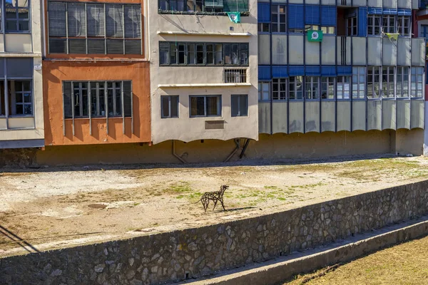 Coloridas casas amarillas y naranjas reflejadas en el agua, Girona — Foto de Stock