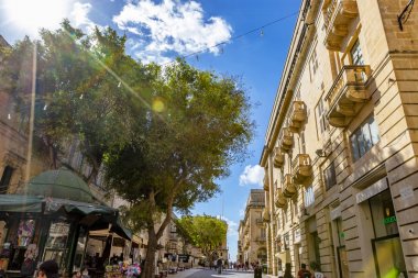 Triq San Gwann Caddesi'nde Valletta güneşli bir gün 