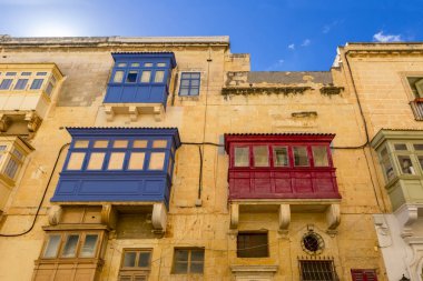 Malta sokakları ve Valletta, Malta'daki renkli ahşap balkonlar
