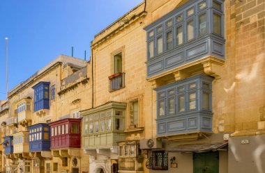 Malta sokakları ve Valletta, Malta'daki renkli ahşap balkonlar