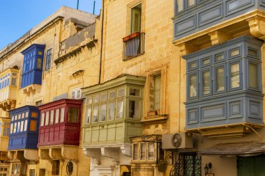 Malta sokakları ve Valletta, Malta'daki renkli ahşap balkonlar