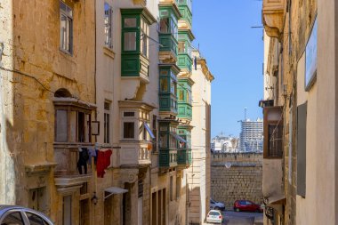 Malta sokakları ve Valletta, Malta'daki renkli ahşap balkonlar