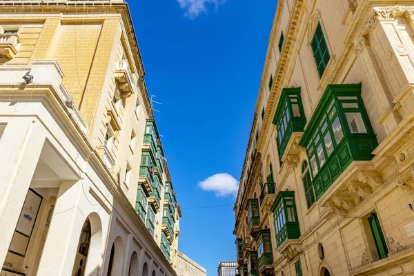 Maltesiska gator och färgglada träbalkonger i Valletta, Malta — Stockfoto