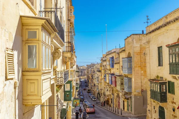 Rues maltaises et balcons en bois colorés à La Valette, Malte — Photo