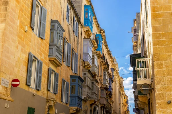 Calles maltesas y coloridos balcones de madera en La Valeta, Malta — Foto de Stock