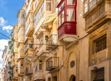 Malta sokakları ve Valletta, Malta'daki renkli ahşap balkonlar