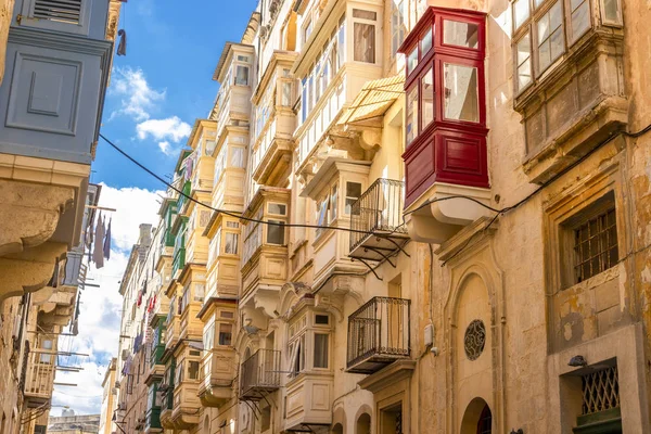 Maltesiska gator och färgglada träbalkonger i Valletta, Malta — Stockfoto