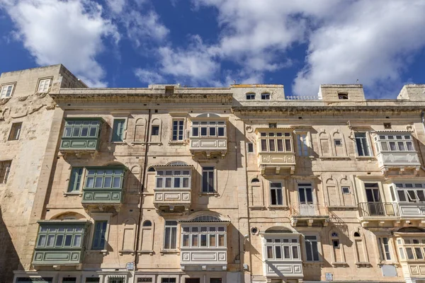 Strade maltesi e balconi in legno colorato a La Valletta, Malta — Foto Stock