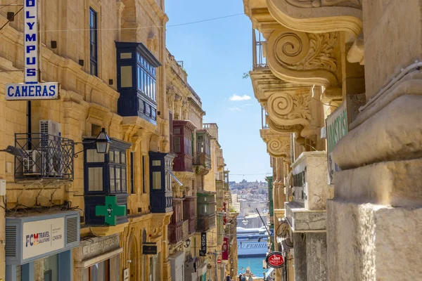 Calles maltesas y coloridos balcones de madera en La Valeta, Malta — Foto de Stock