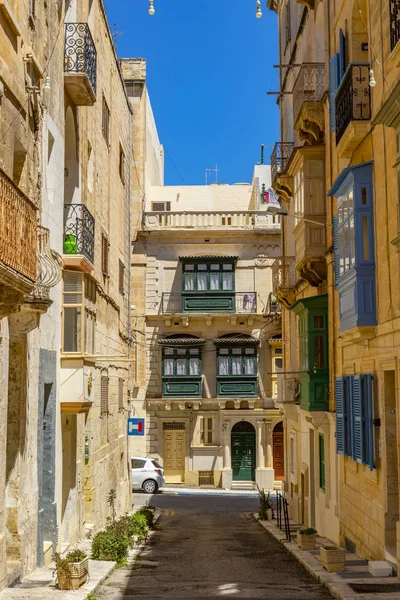Strade maltesi e balconi in legno colorato a La Valletta, Malta — Foto Stock