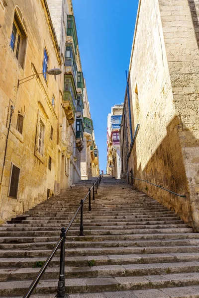 Escalera larga en La Valeta, Malta — Foto de Stock