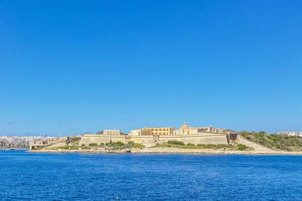 Вид на остров Мануэль с крепостей Валлетта. Мальта . — стоковое фото