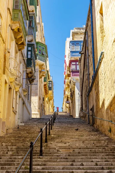 Escalera larga en La Valeta, Malta — Foto de Stock
