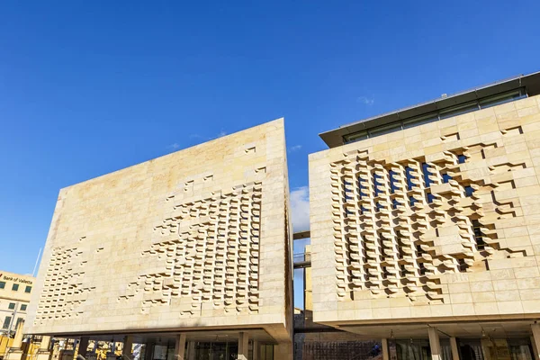 Uitzicht op de zijramen van het Parlement huis Valletta, Malta — Stockfoto