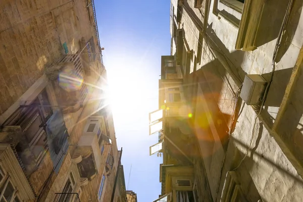 Maltesiska gator och färgglada träbalkonger i Valletta, Malta — Stockfoto