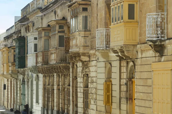 Malta sokakları ve Valletta, Malta'daki renkli ahşap balkonlar