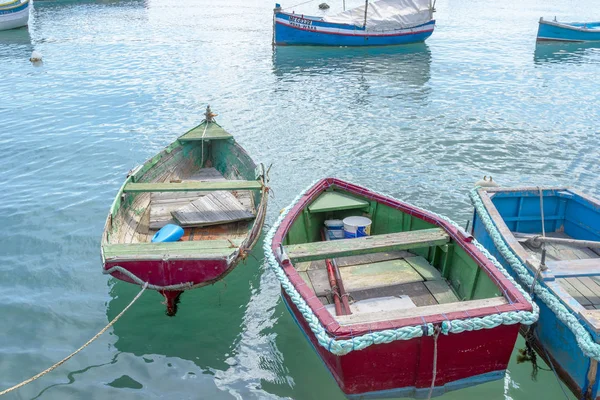 De traditionele eyed boten in de haven van vissersdorp Marsaxlokk in Malta — Stockfoto