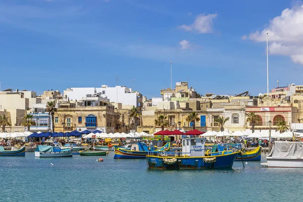 Os barcos de olhos tradicionais no porto da vila de pescadores Marsaxlokk em Malta — Fotografia de Stock